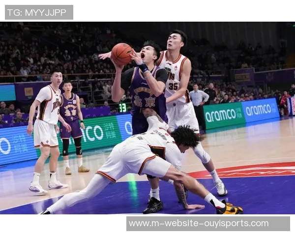 青岛双星与北京首钢激战正酣谁能在CBA赛场上笑到最后